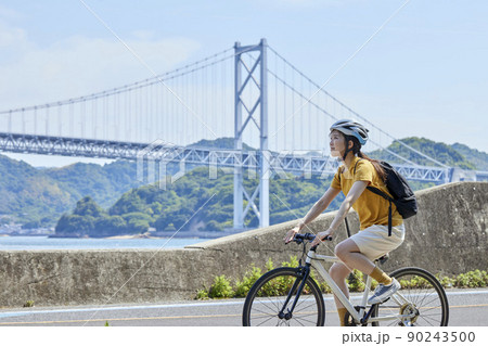 しまなみ海道にてサイクリングを楽しむ地本人女性 しまなみ海道にてサイクリングを楽しむ地本人女性 90243500