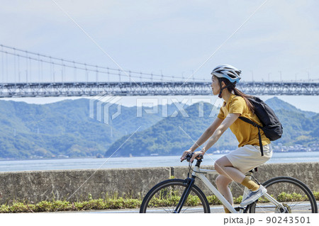 しまなみ海道にてサイクリングを楽しむ地本人女性 90243501