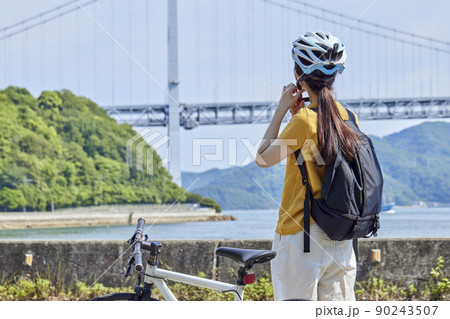 しまなみ海道にてサイクリングを楽しむ地本人女性 90243507