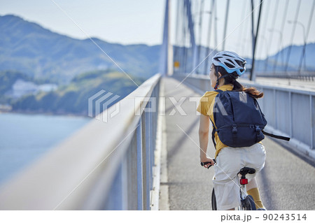 しまなみ海道にてサイクリングを楽しむ地本人女性 90243514