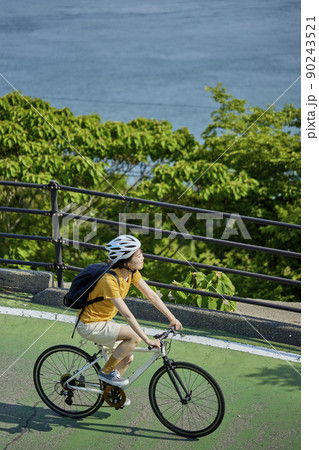 しまなみ海道にてサイクリングを楽しむ地本人女性 しまなみ海道にてサイクリングを楽しむ地本人女性 90243521