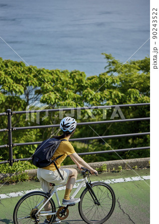しまなみ海道にてサイクリングを楽しむ地本人女性 90243522