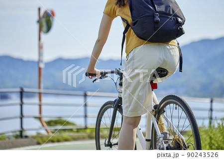 しまなみ海道にてサイクリングを楽しむ地本人女性 90243526
