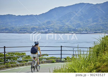 しまなみ海道にてサイクリングを楽しむ地本人女性 しまなみ海道にてサイクリングを楽しむ地本人女性 90243527