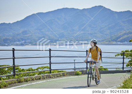 しまなみ海道にてサイクリングを楽しむ地本人女性 90243528