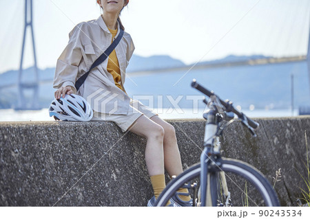 しまなみ海道にてサイクリングを楽しむ地本人女性 90243534