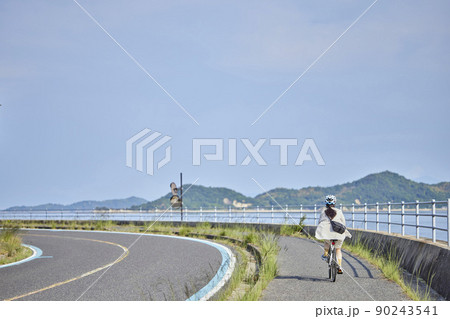 しまなみ海道にてサイクリングを楽しむ地本人女性 しまなみ海道にてサイクリングを楽しむ地本人女性 90243541