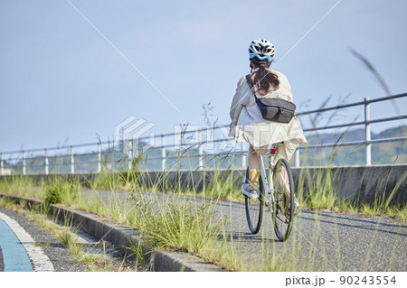 しまなみ海道にてサイクリングを楽しむ地本人女性 90243554