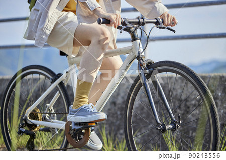 しまなみ海道にてサイクリングを楽しむ地本人女性 90243556