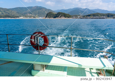 高知県土佐清水市　竜串海岸から見残し海岸へ渡るグラスボートの船尾 90243947