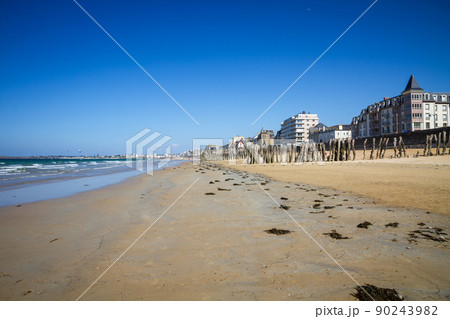 Saint-Malo beach and city, brittany, France Saint-Malo beach and city, brittany, France 90243982