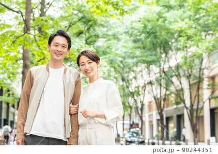 デートをする笑顔のカップル(お出かけ・外出・買い物・夫婦) デートをする笑顔のカップル(お出かけ・外出・買い物・夫婦) 90244351