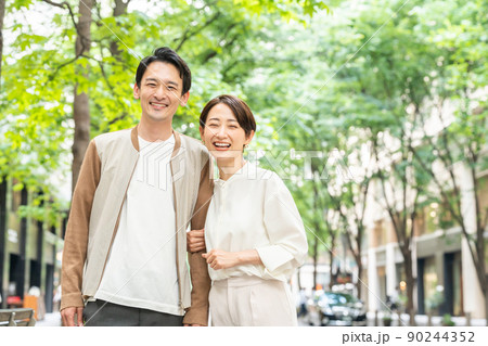 デートをする笑顔のカップル(お出かけ・外出・買い物・夫婦) デートをする笑顔のカップル(お出かけ・外出・買い物・夫婦) 90244352