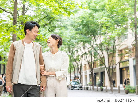 デートをする笑顔のカップル(お出かけ・外出・買い物・夫婦) デートをする笑顔のカップル(お出かけ・外出・買い物・夫婦) 90244357
