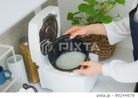 米を研ぐ 米を炊く 米を研ぐ 米を炊く 90244679