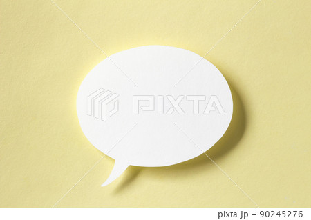 黄色の背景に白い吹き出し 90245276