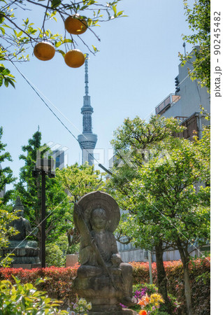 東京、浅草寺の平和地蔵尊と東京スカイツリーが見える風景 東京、浅草寺の平和地蔵尊と東京スカイツリーが見える風景 90245482