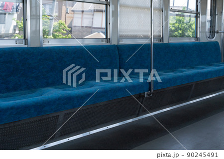 誰も座っていない電車の座席 誰も座っていない電車の座席 90245491