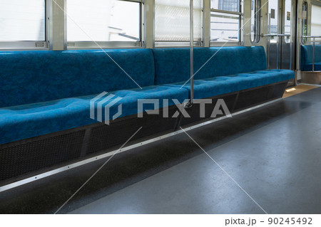 誰も座っていない電車の座席 誰も座っていない電車の座席 90245492