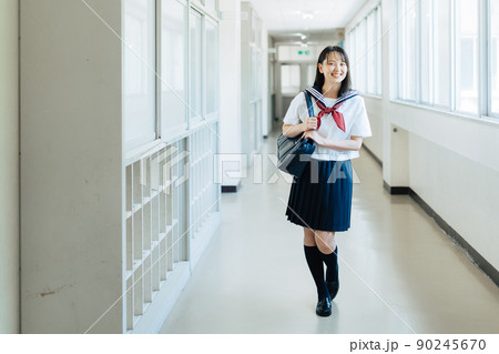 学校の廊下を歩く高校生 90245670