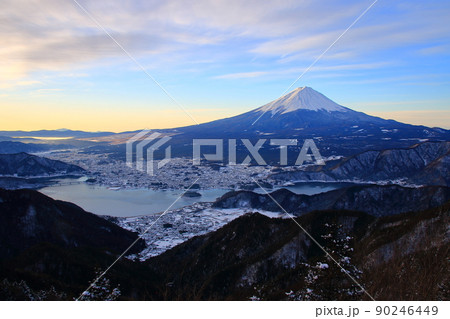 新道峠から見る富士山と河口湖の夜明け 90246449