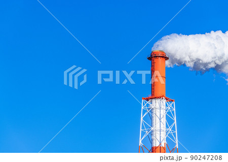 青空と煙突（コピースペース付き） 90247208