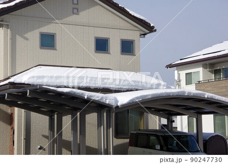 カーポート屋根の雪　冬のカーポート 90247730