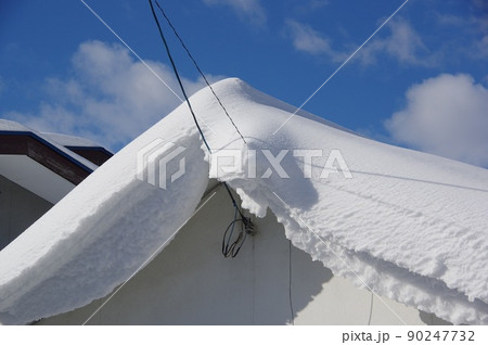 インフラ回線と積雪　屋根の雪と電話回線の障害 90247732