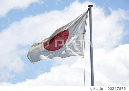 空になびく日本国旗、日の丸 90247876