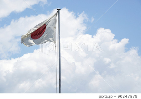 空になびく日本国旗、日の丸 90247879