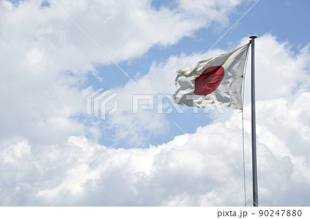 空になびく日本国旗、日の丸 空になびく日本国旗、日の丸 90247880