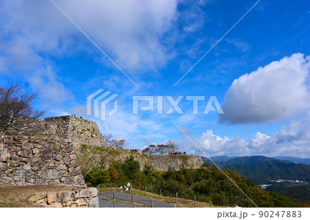 兵庫県朝来市 竹田城跡 石垣&パノラマ眺望(秋&紅葉&晴れ&石垣) 兵庫県朝来市 竹田城跡 石垣&パノラマ眺望(秋&紅葉&晴れ&石垣) 90247883