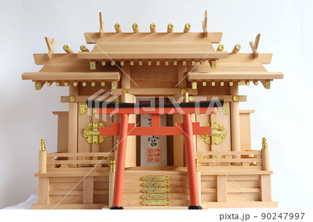 神棚屋根違い三社檜造りと鳥居2 90247997