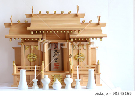 神棚屋根違い三社檜造りと氏神様の御札3 神棚屋根違い三社檜造りと氏神様の御札3 90248169