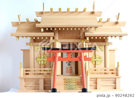 神棚屋根違い三社檜造りと氏神様の御札8 神棚屋根違い三社檜造りと氏神様の御札8 90248262