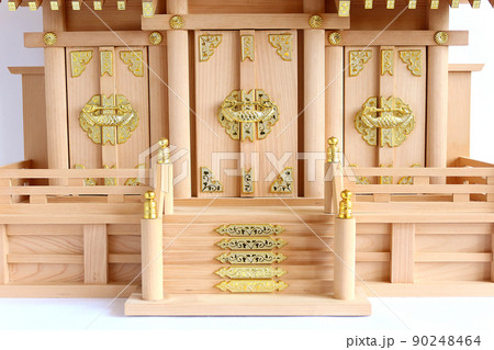神棚屋根違い三社檜造り正面アップ 90248464