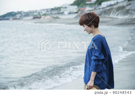 海 散歩 女性 砂浜 海岸 旅行 観光 海辺 海 散歩 女性 砂浜 海岸 旅行 観光 海辺 90248543