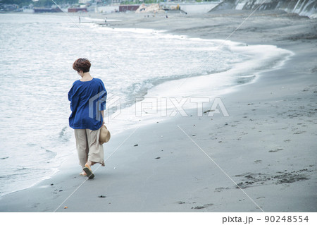 海　散歩　女性　砂浜　海岸　旅行　観光　海辺 90248554
