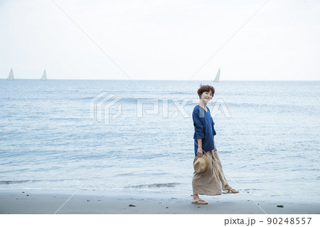 海 散歩 女性 砂浜 海岸 旅行 観光 海辺 海 散歩 女性 砂浜 海岸 旅行 観光 海辺 90248557