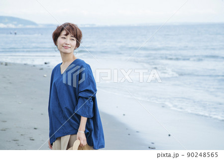 海　散歩　女性　砂浜　海岸　旅行　観光　海辺 90248565