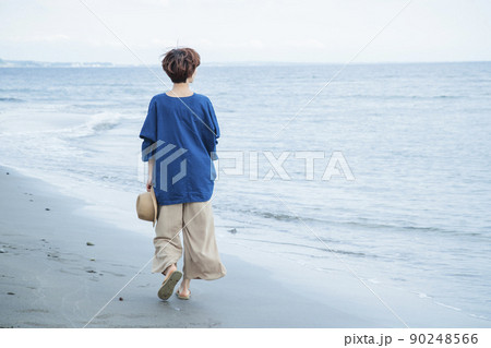 海　散歩　女性　砂浜　海岸　旅行　観光　海辺 90248566
