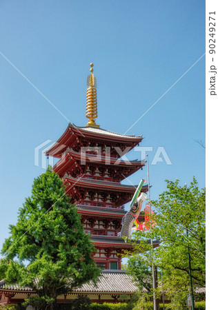 東京、浅草寺の五重塔と鯉のぼり 東京、浅草寺の五重塔と鯉のぼり 90249271