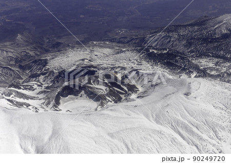 蔵王御釜の冬景色 90249720