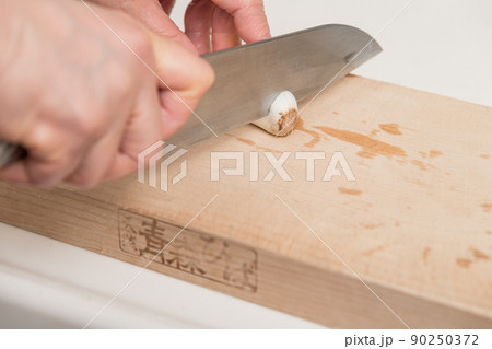 【ネギの根本を三徳包丁で切る】 【ネギの根本を三徳包丁で切る】 90250372