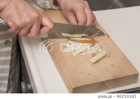 【ネギを三徳包丁で千切り】 【ネギを三徳包丁で千切り】 90250385