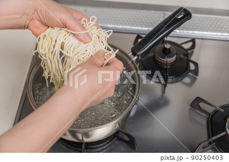 【ミドル主婦がラーメンの麺を茹でる】 【ミドル主婦がラーメンの麺を茹でる】 90250403