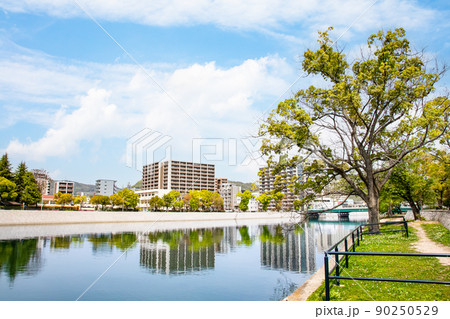 天満橋東詰め付近から天満川西側沿いを展望しています。天満町から中広町方面の市街地です。広島県 天満橋東詰め付近から天満川西側沿いを展望しています。天満町から中広町方面の市街地です。広島県 90250529
