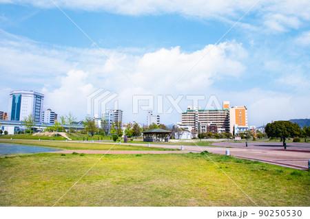 広島港(旧宇品港)の前に広がる広島みなと公園です。センター広場やBBQ露店等があります。広島県 90250530