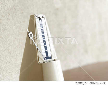 リズムを刻むメトロノーム 90250751