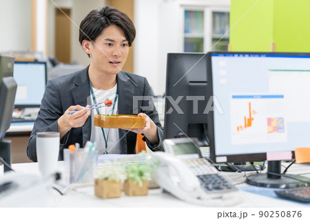 SDGs オフィスでマイ箸を使ってお弁当を食べるビジネスマン SDGs オフィスでマイ箸を使ってお弁当を食べるビジネスマン 90250876